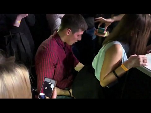 ❤️ Feusuaiga moni i se fale kalapu a Rusia. O le teine ​​Rusia e 18-tausaga le matua i totonu o le anus ma le va'a na fusu i totonu o se fale kalapu ❌ Fucking ️❤